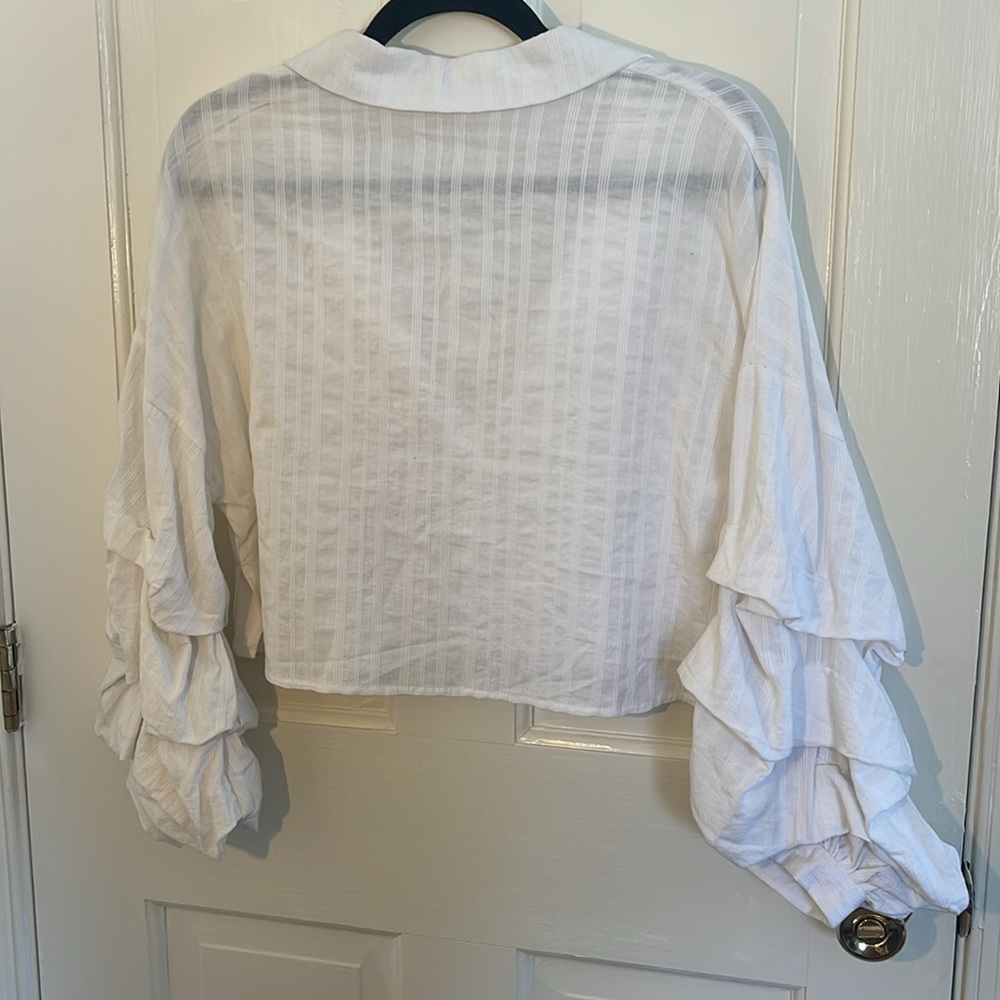 Fun white blouse - Picture 4 of 4